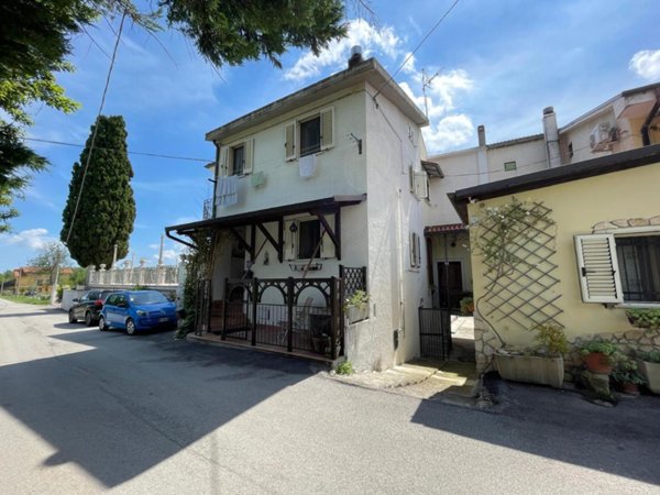 casa indipendente in vendita ad Alanno in zona Ticchione