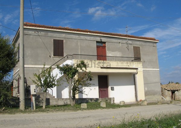 casa indipendente in vendita ad Alanno in zona Oratorio