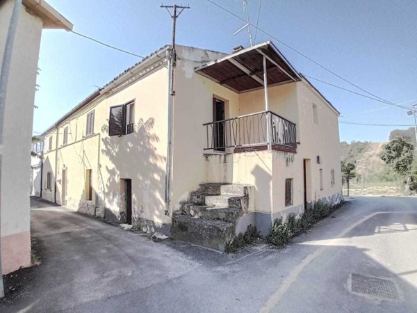 casa indipendente in vendita ad Alanno in zona Ticchione