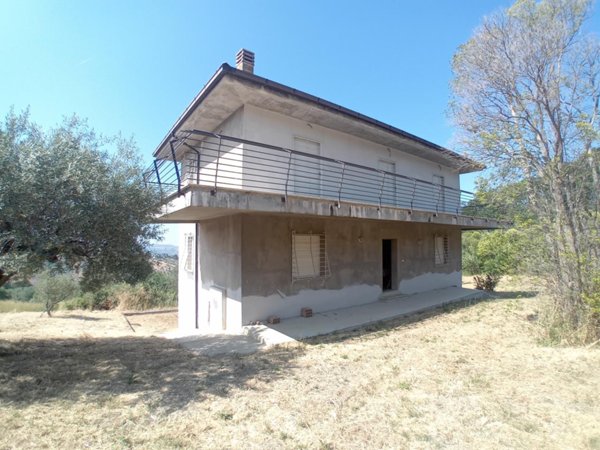 casa indipendente in vendita ad Alanno in zona Colle Grande