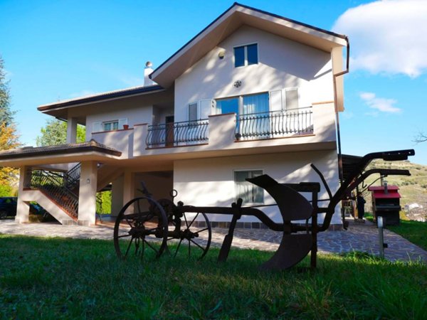 casa indipendente in vendita ad Alanno in zona Ticchione