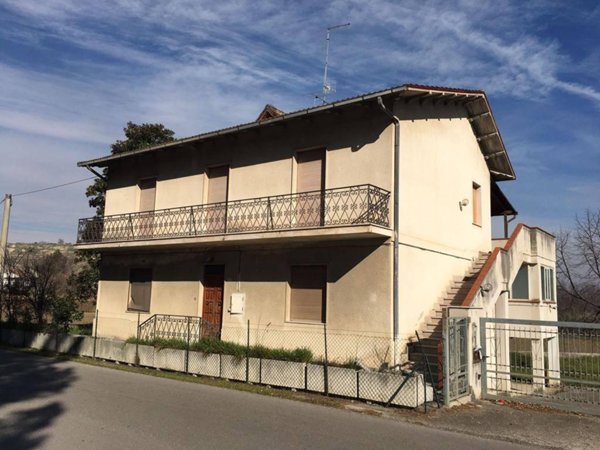 casa indipendente in vendita ad Alanno in zona Ticchione