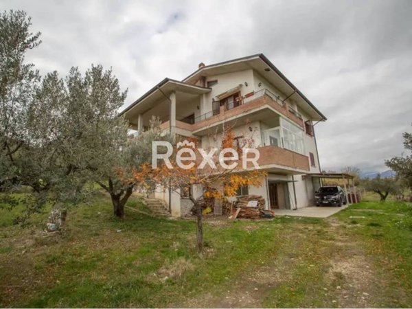 casa indipendente in vendita ad Alanno in zona Colle Grande