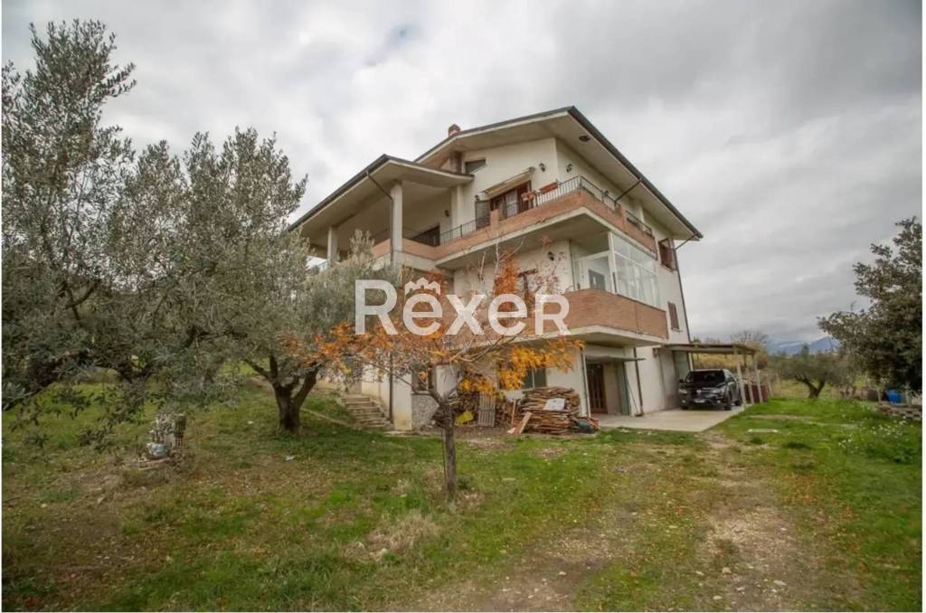 casa indipendente in vendita ad Alanno in zona Colle Grande