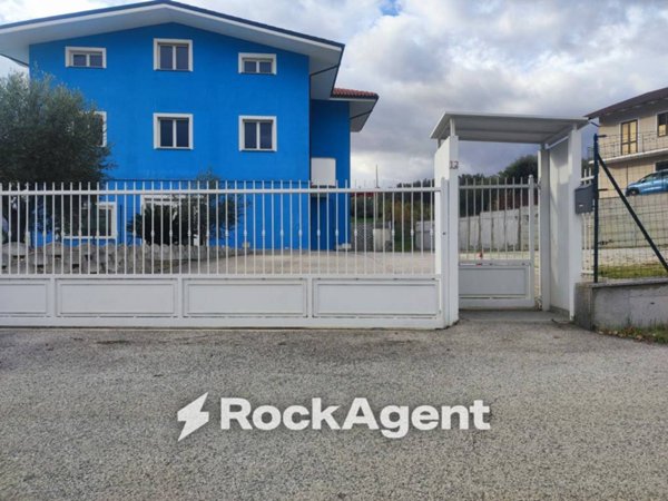 negozio in vendita ad Alanno in zona Ticchione