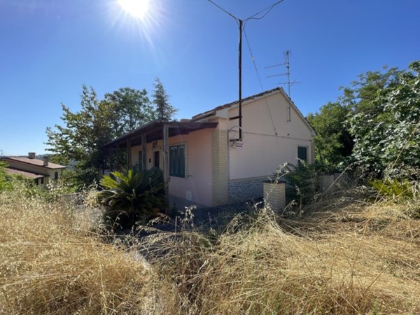 appartamento in vendita ad Alanno in zona Ticchione