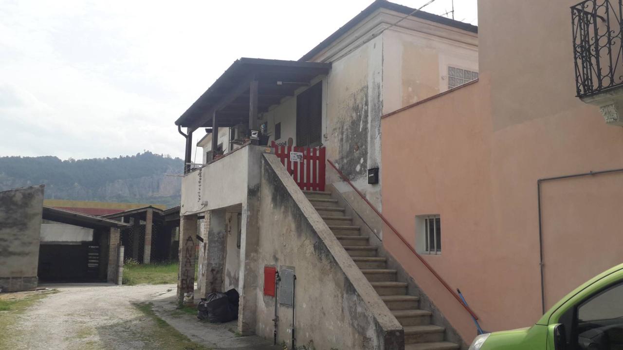 casa indipendente in vendita ad Alanno in zona Ticchione