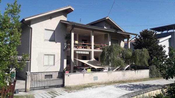 casa indipendente in vendita ad Alanno in zona Ticchione