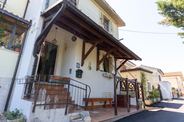 casa indipendente in vendita ad Alanno in zona Ticchione