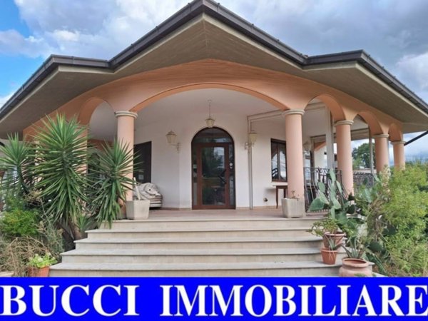 casa indipendente in vendita ad Alanno in zona Oratorio