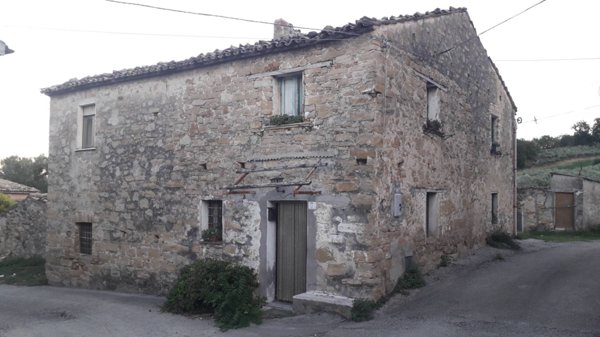 appartamento in vendita ad Alanno in zona Fraticelli