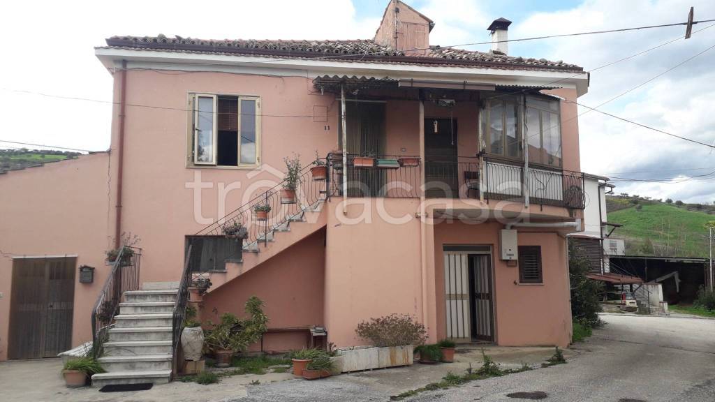 casa indipendente in vendita ad Alanno in zona Fraticelli