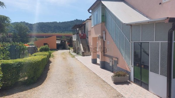 casa indipendente in vendita ad Alanno in zona Ticchione