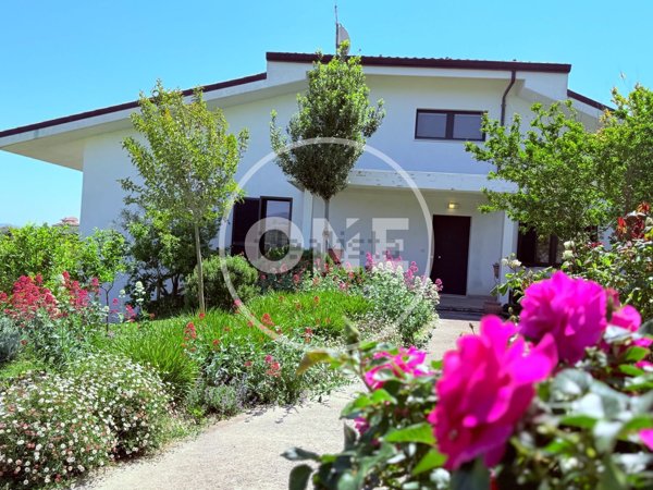 casa indipendente in vendita ad Alanno in zona Oratorio