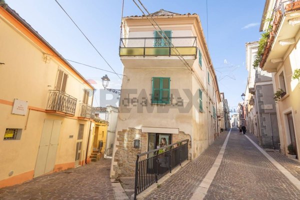 appartamento in vendita ad Alanno in zona Case