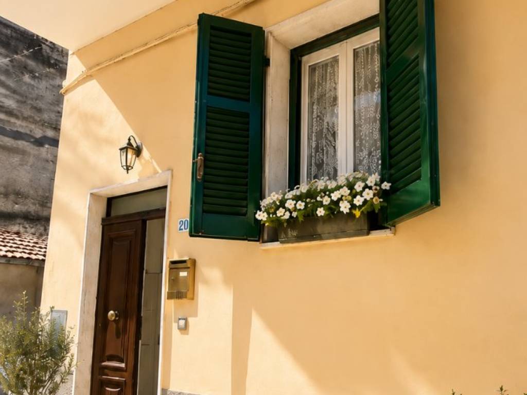 appartamento in vendita ad Alanno in zona Case