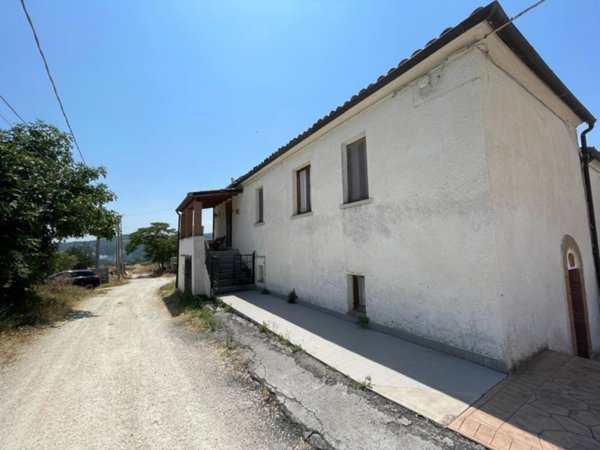 casa indipendente in vendita ad Alanno in zona Oratorio