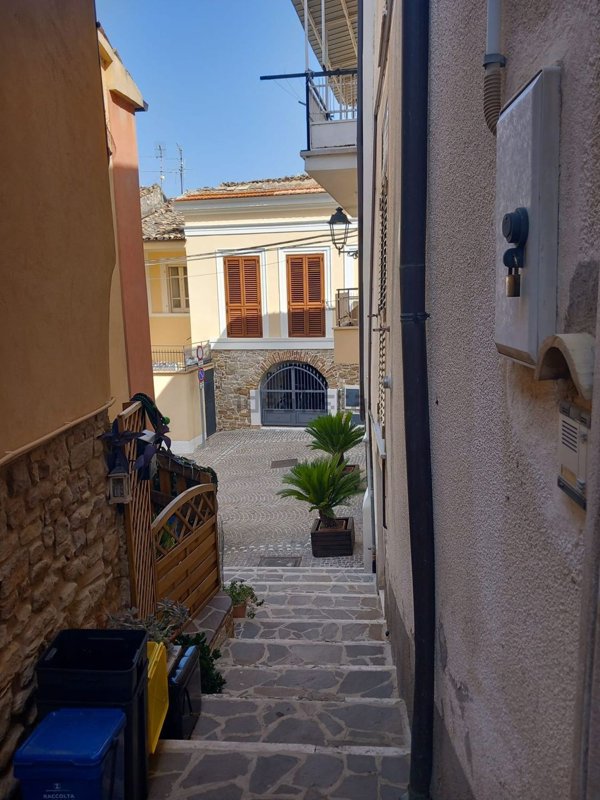 casa indipendente in vendita ad Alanno in zona Case