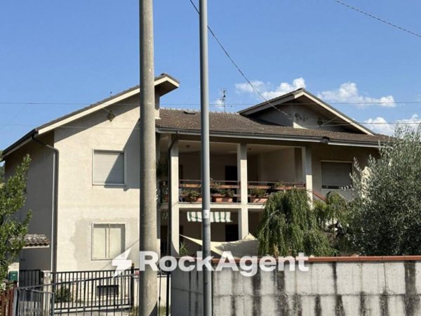 casa indipendente in vendita ad Alanno in zona Ticchione