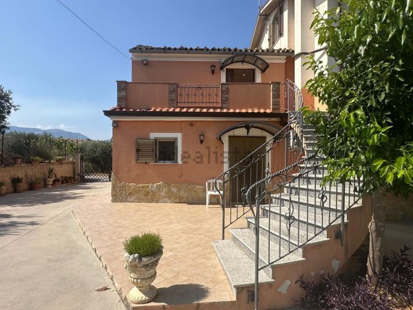 casa indipendente in vendita ad Alanno in zona Oratorio