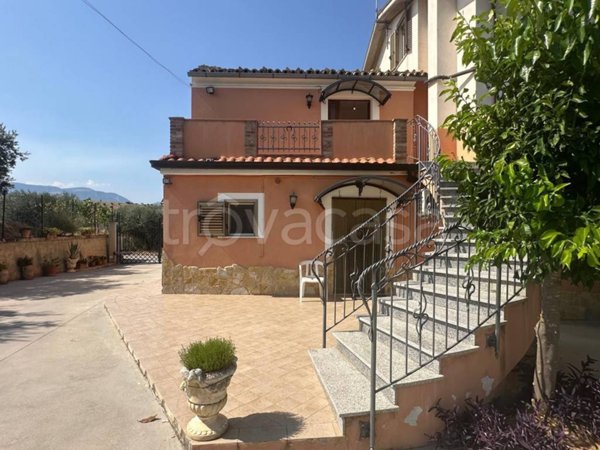 casa indipendente in vendita ad Alanno in zona Prati