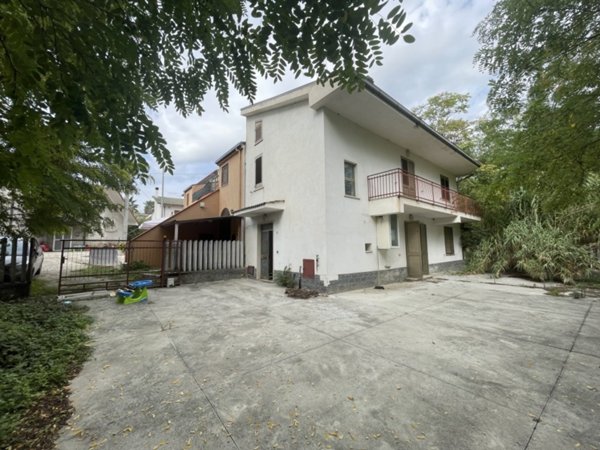 casa indipendente in vendita ad Alanno in zona Oratorio