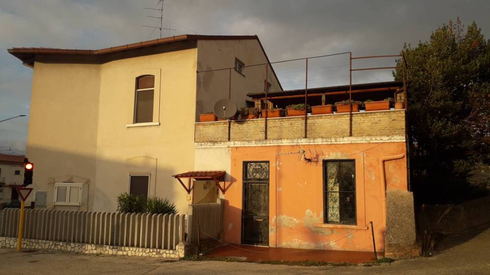 casa indipendente in vendita a Bolognano in zona Piano d'Orta