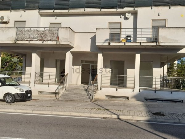 locale commerciale in vendita a Bolognano in zona Piano d'Orta