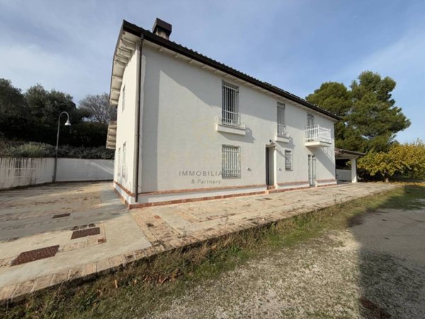 casa indipendente in vendita a Brittoli