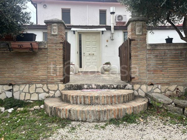 casa indipendente in vendita a Brittoli in zona Peschiole