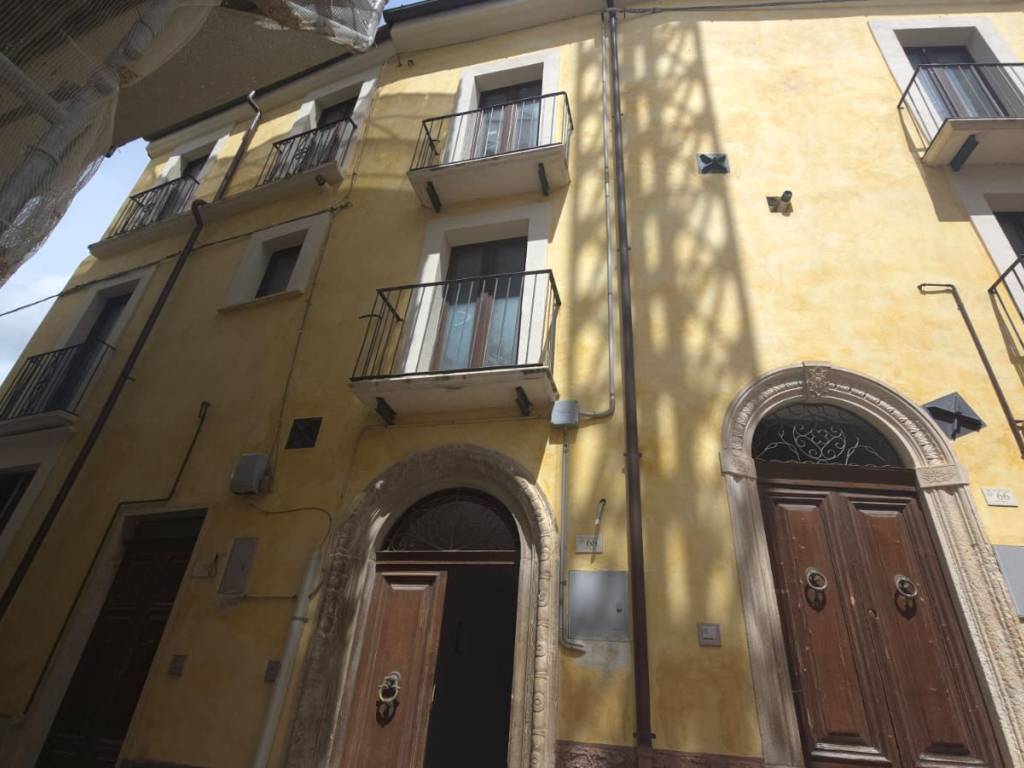 intera palazzina in vendita a Bussi sul Tirino