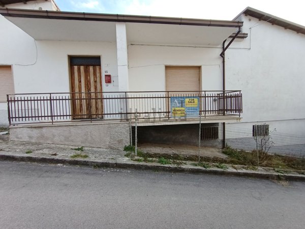 casa indipendente in vendita a Bussi sul Tirino