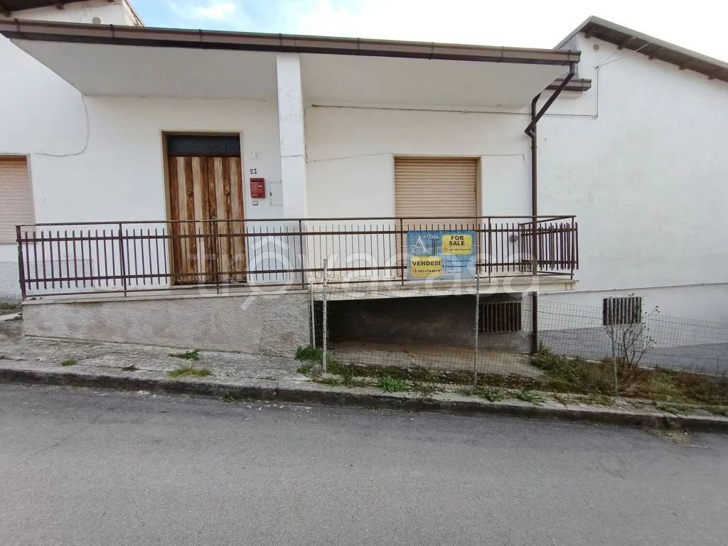 casa indipendente in vendita a Bussi sul Tirino