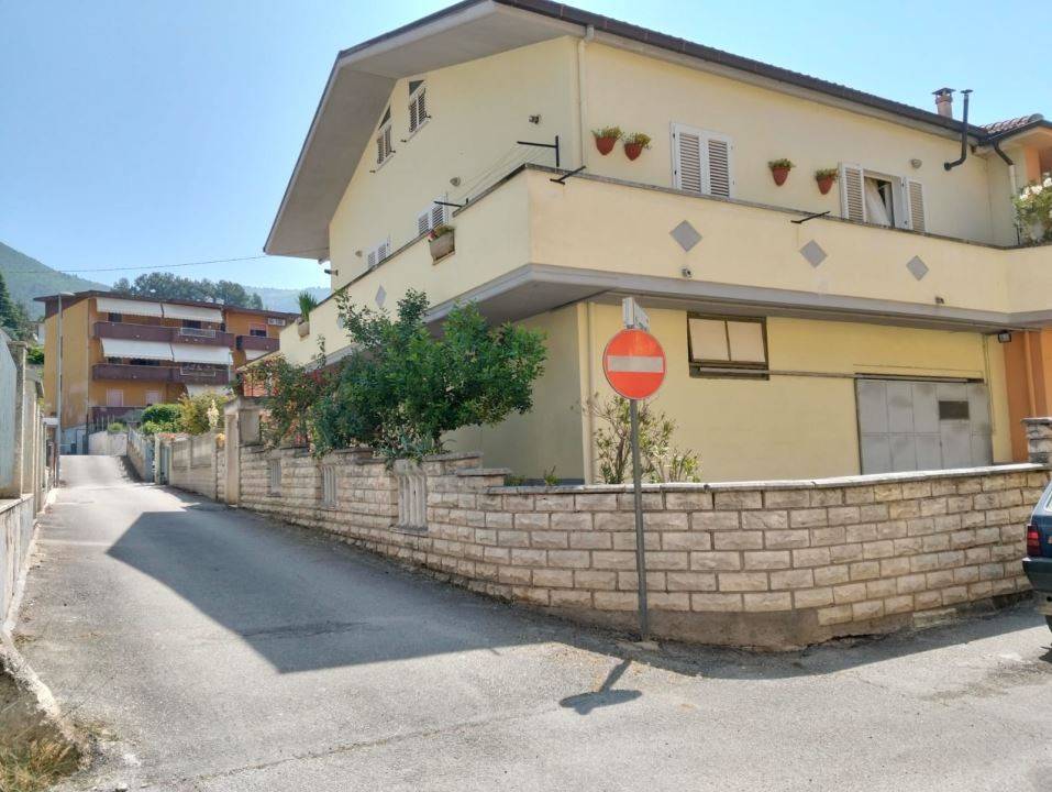 casa indipendente in vendita a Bussi sul Tirino
