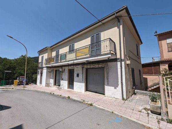 casa indipendente in vendita a Bussi sul Tirino