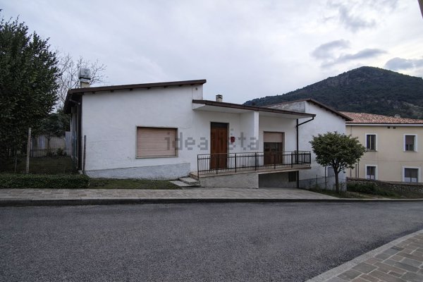 casa indipendente in vendita a Bussi sul Tirino