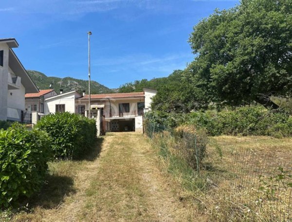 casa indipendente in vendita a Bussi sul Tirino