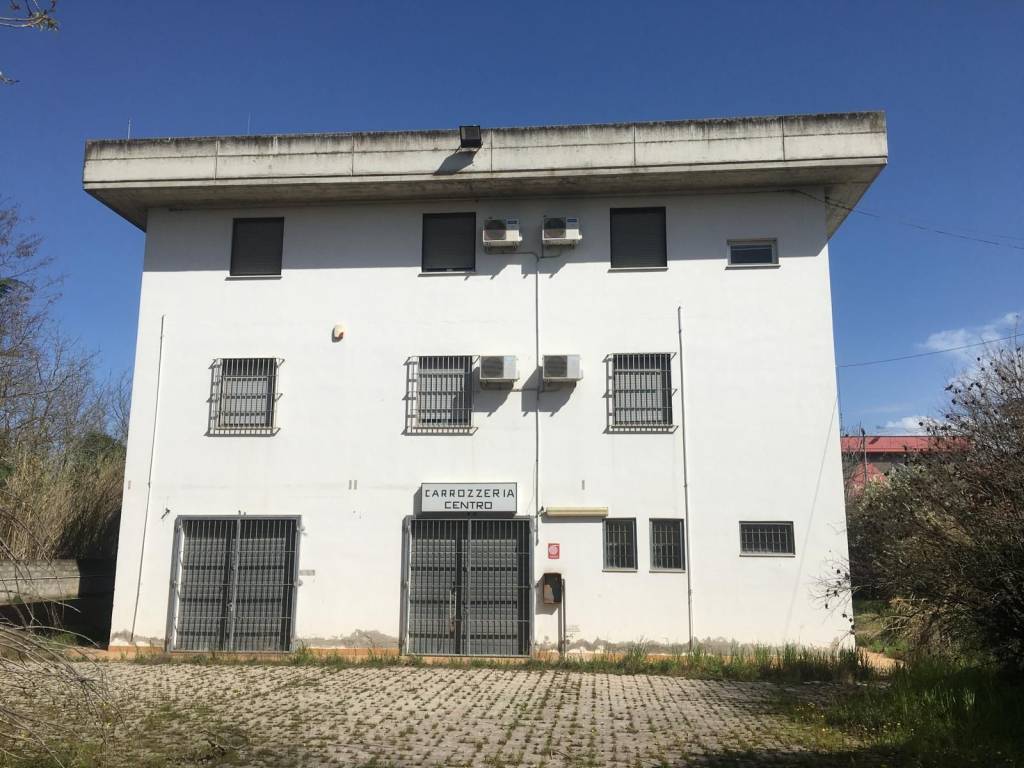 locale commerciale in vendita a Cappelle sul Tavo