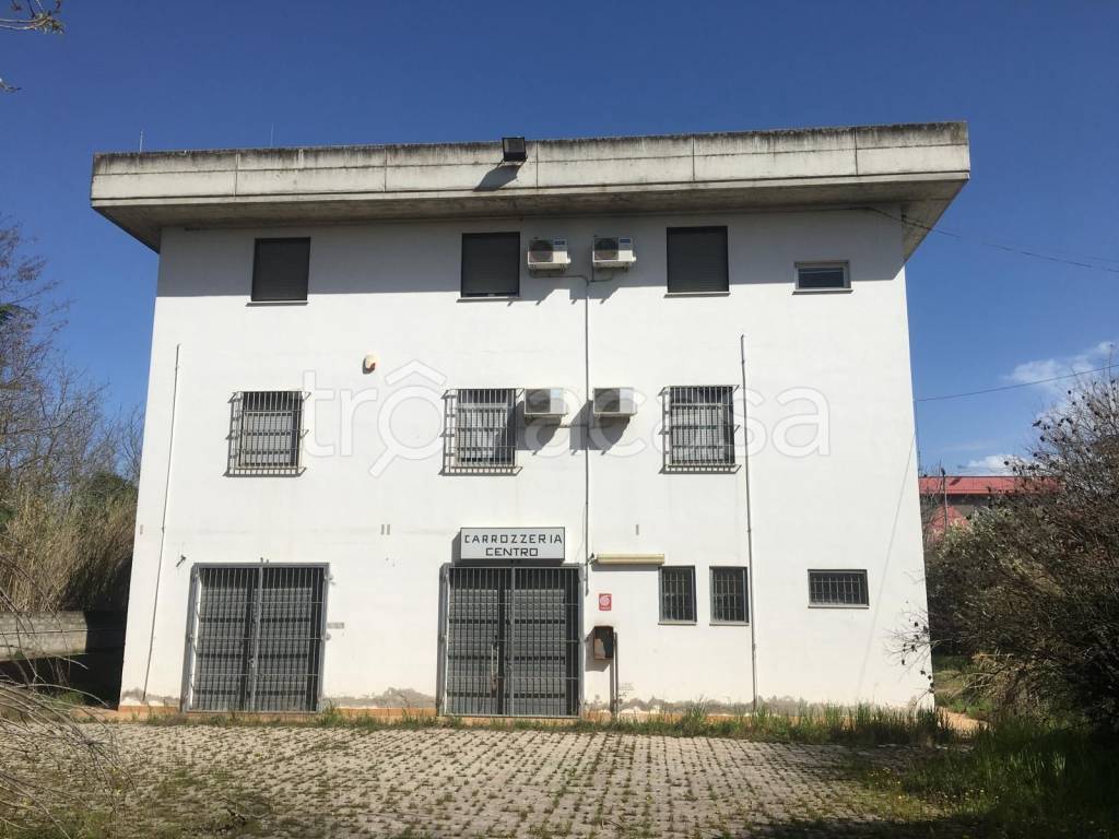 capannone in vendita a Cappelle sul Tavo
