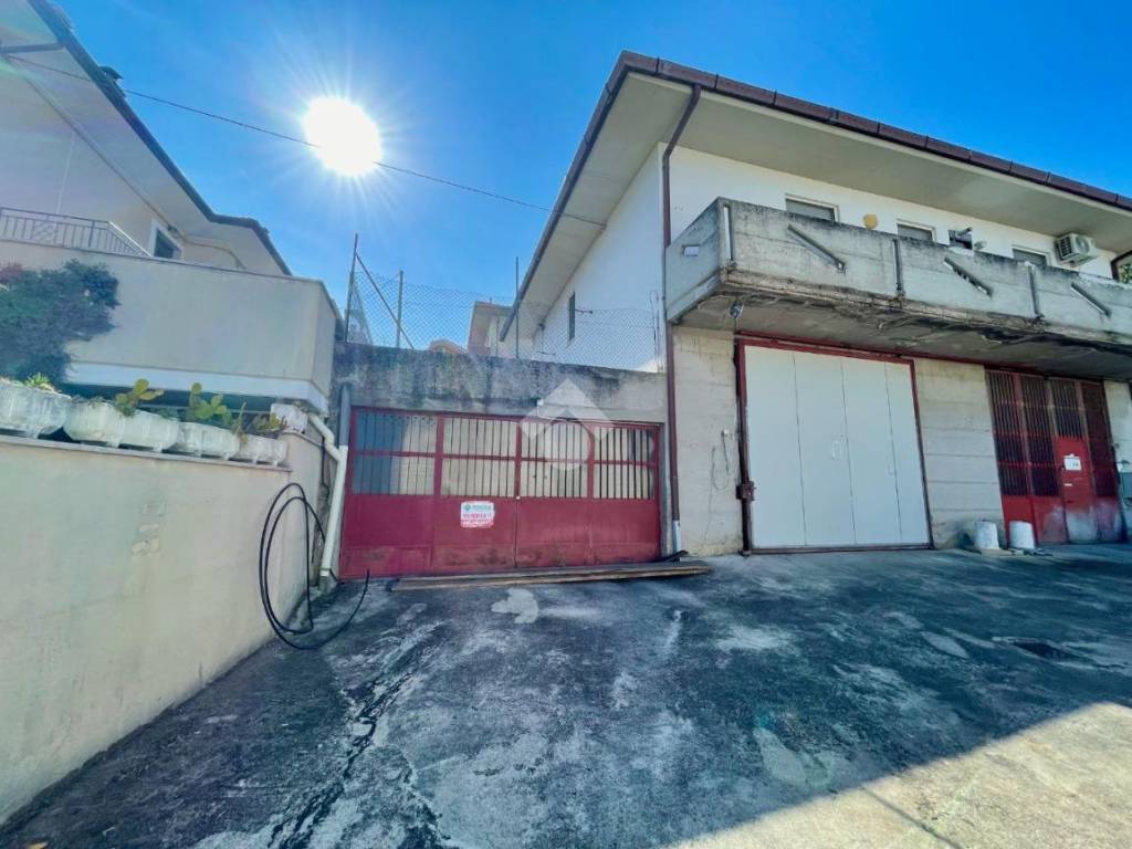 locale di sgombero in vendita a Cappelle sul Tavo