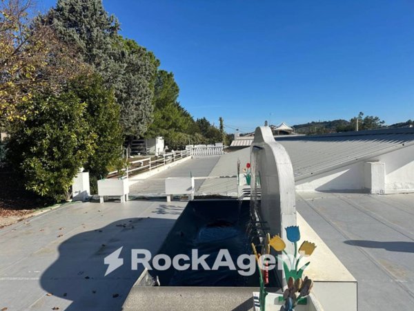 locale commerciale in vendita a Cappelle sul Tavo