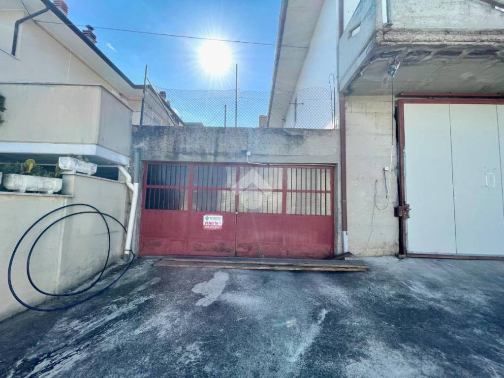 locale di sgombero in vendita a Cappelle sul Tavo