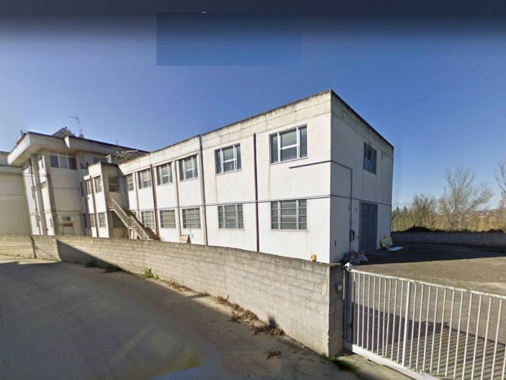 locale commerciale in vendita a Cappelle sul Tavo