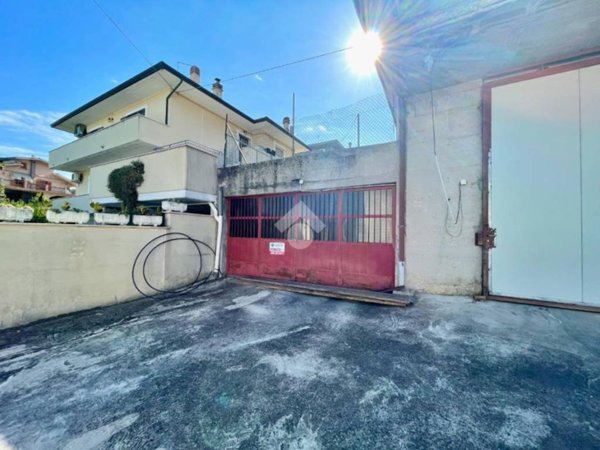 locale di sgombero in vendita a Cappelle sul Tavo