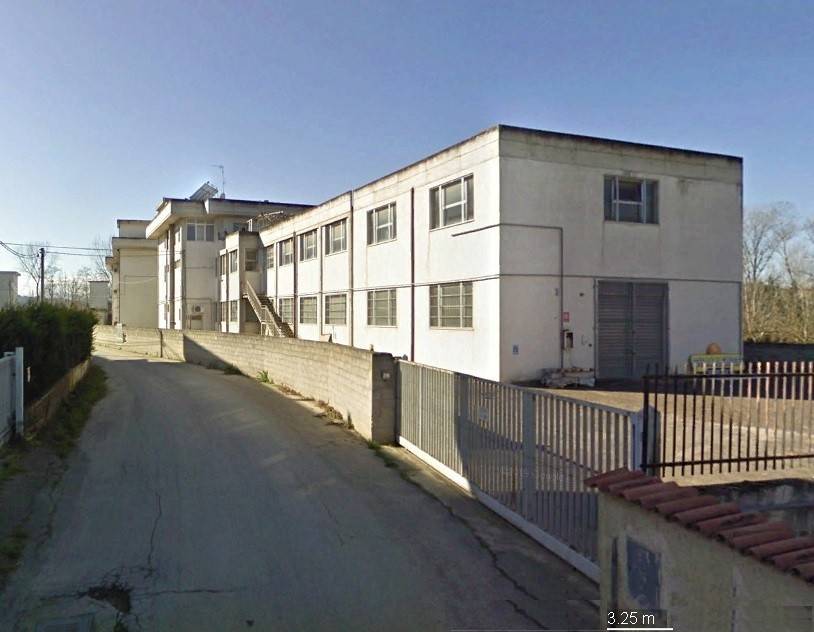 locale commerciale in vendita a Cappelle sul Tavo