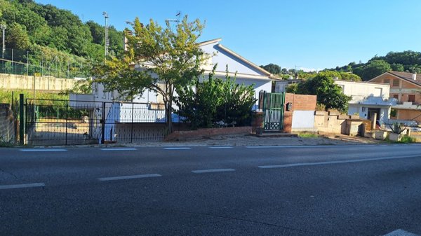 casa indipendente in vendita a Cappelle sul Tavo