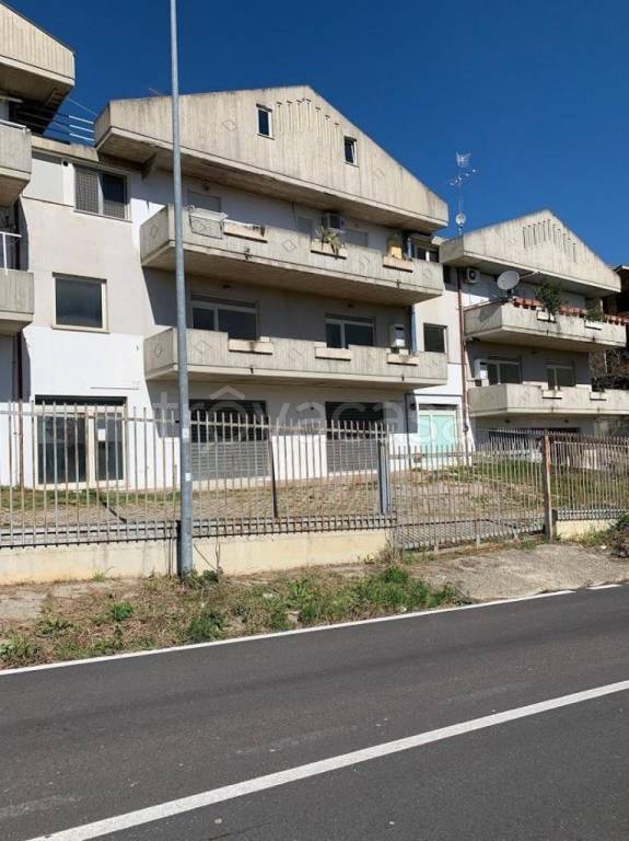 locale commerciale in vendita a Cappelle sul Tavo in zona Staffieri