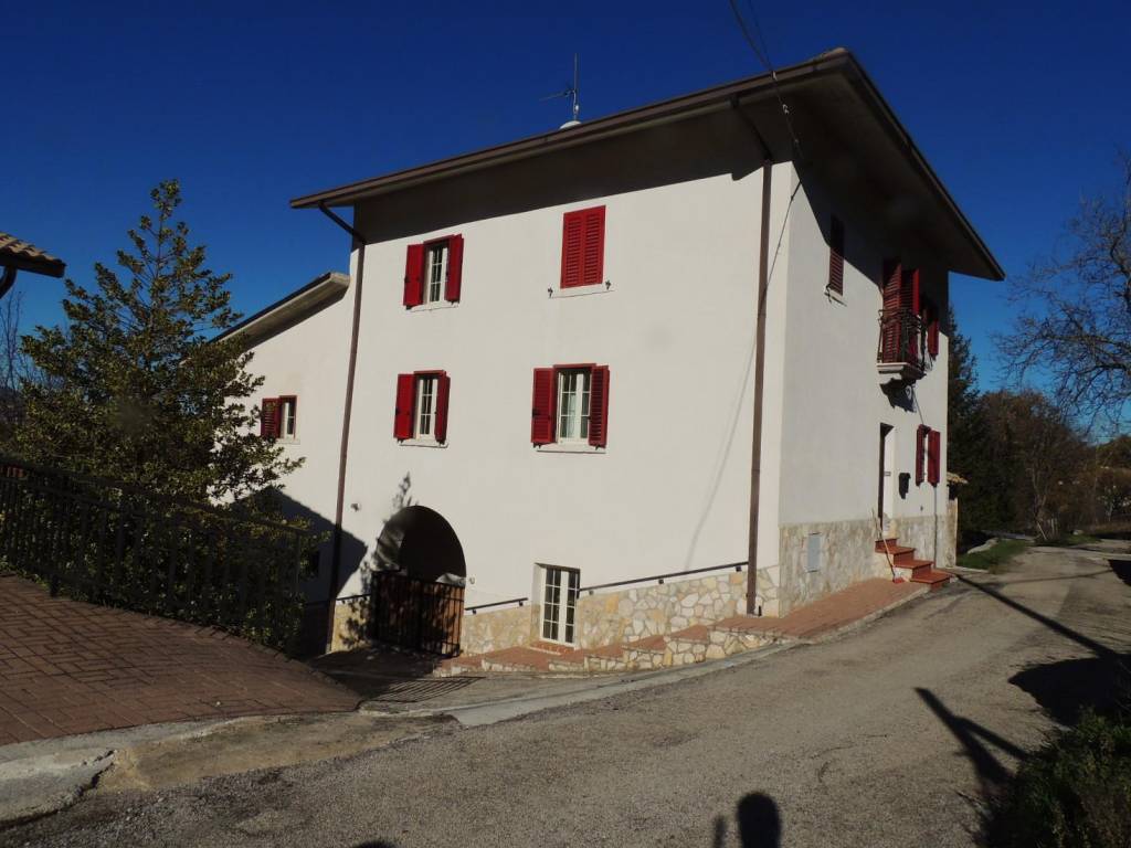 casa indipendente in vendita a Caramanico Terme in zona San Tommaso