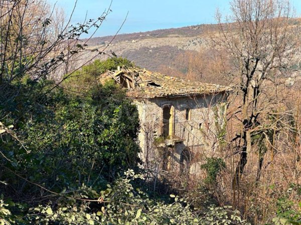 casa indipendente in vendita a Caramanico Terme in zona San Vittorino