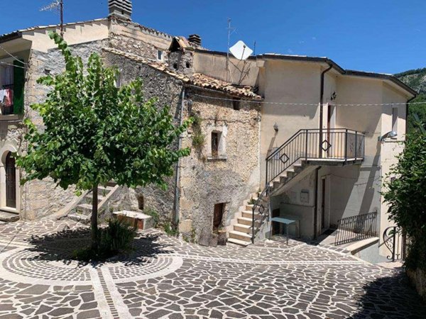 casa indipendente in vendita a Caramanico Terme in zona San Vittorino